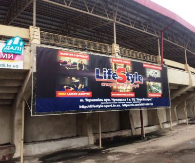 Брендмауер з підсвіткою