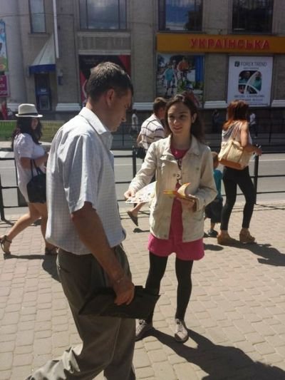 Роздача листівок по поштових скриньках та на вулицях міста Тернополя для магазину "МегаЛюкс"
