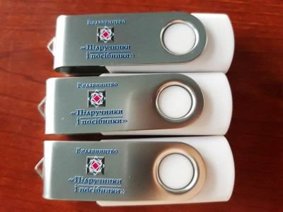Друк на флешках для видавництва "Підручники і посібники"