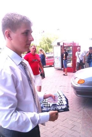 Роздача листівок-запрошень від Тойота Центр Тернопіль 