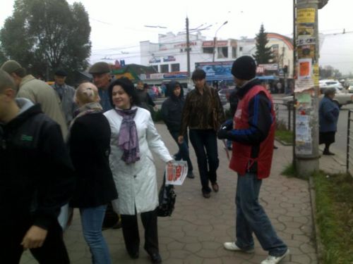 Роздача акційних газет із рук в руки на вулицях Тернополя